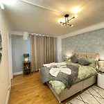 Comfortable Family Apartment Near Park Lane