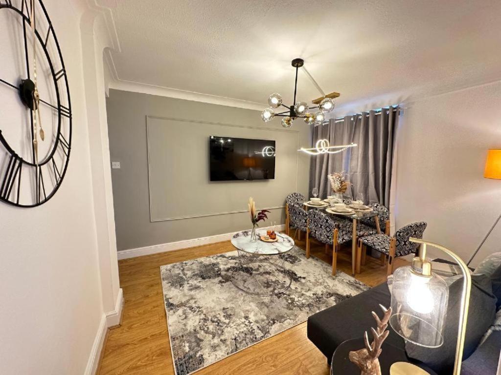 Comfortable Family Near Park Lane Apartment *